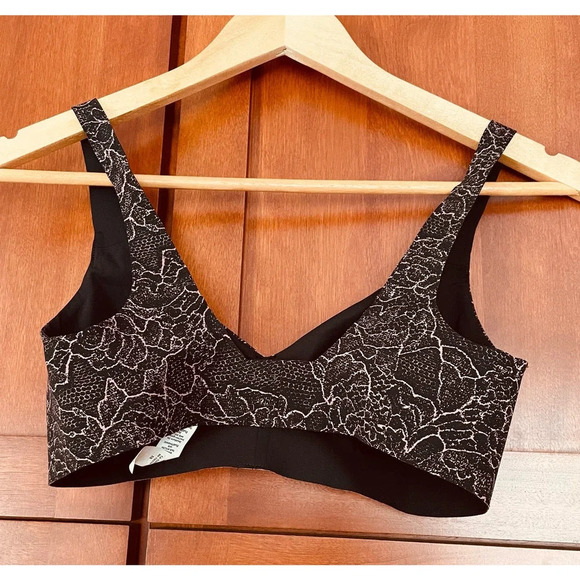 Lululemon Like Nothing Bra Lacescape Spanish Rose Black Wireless Size 32B NEW - Picture 3 of 6